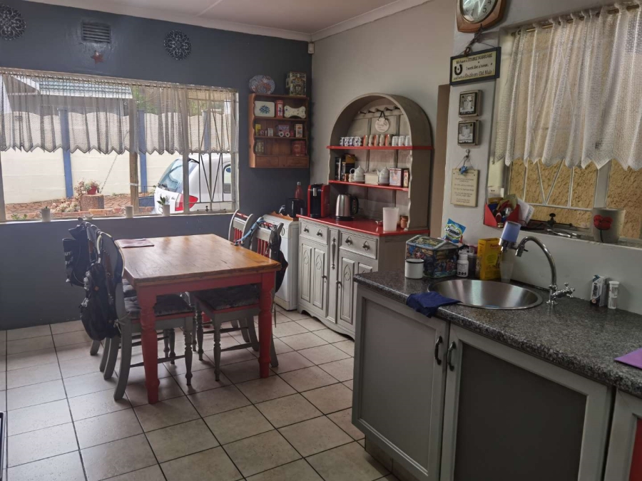 5 Bedroom Property for Sale in Glen Marais Gauteng