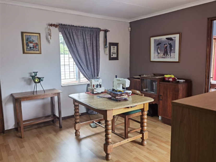 5 Bedroom Property for Sale in Glen Marais Gauteng