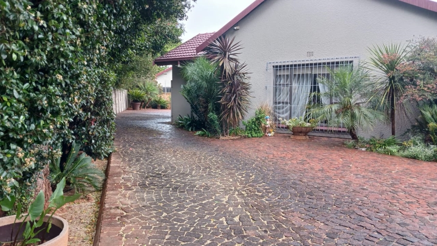 4 Bedroom Property for Sale in Glen Marais Gauteng