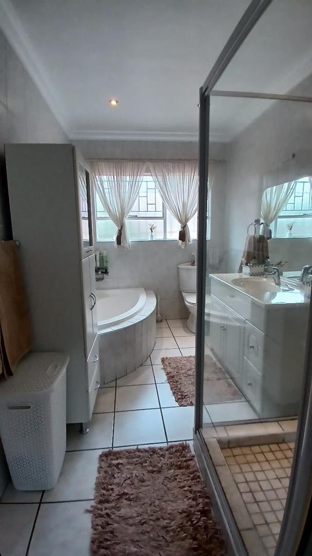 4 Bedroom Property for Sale in Glen Marais Gauteng