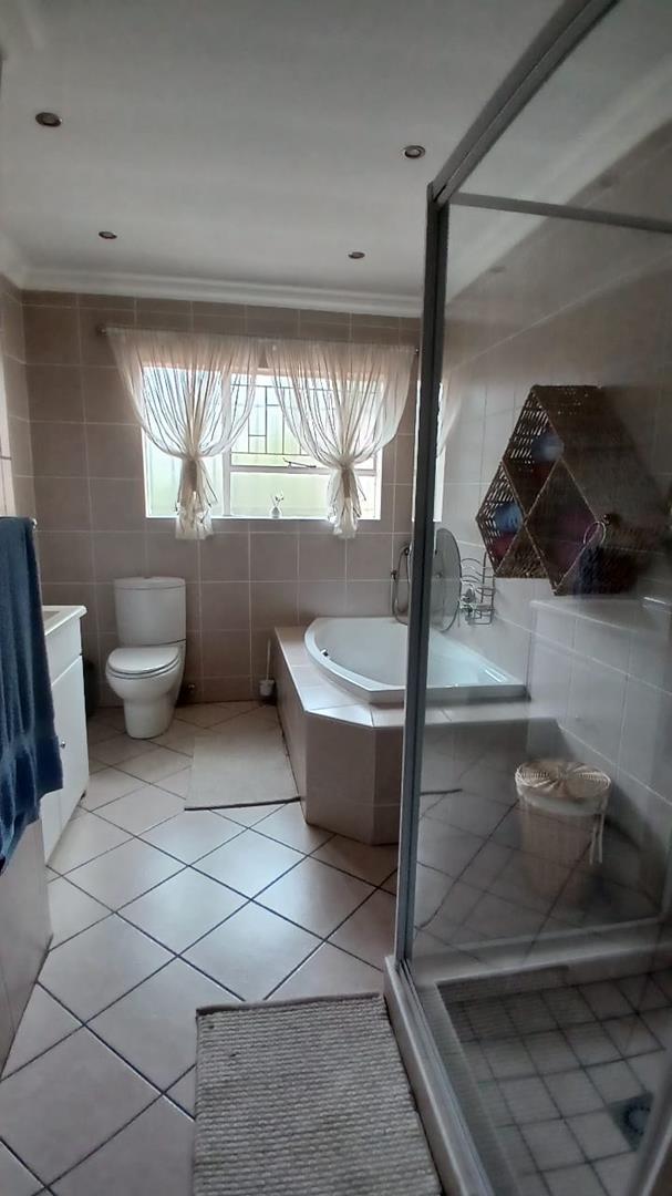 4 Bedroom Property for Sale in Glen Marais Gauteng