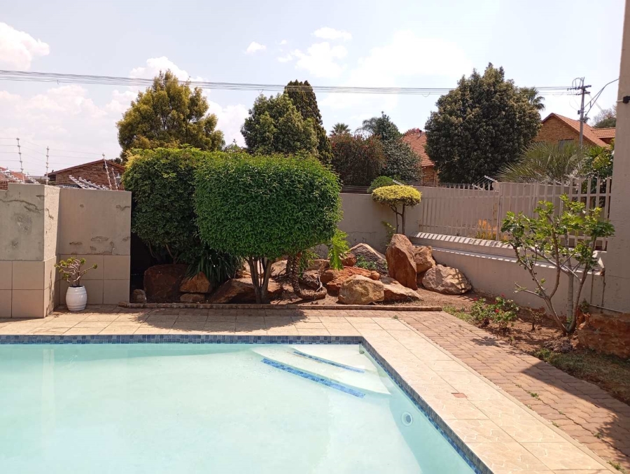 3 Bedroom Property for Sale in Oakdene Gauteng