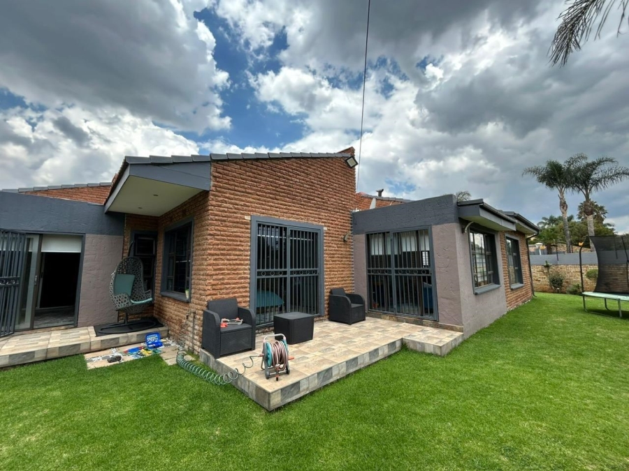 3 Bedroom Property for Sale in Lakefield Gauteng