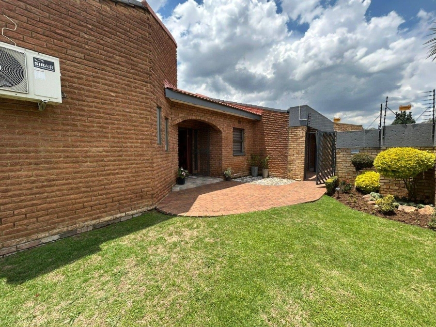 3 Bedroom Property for Sale in Lakefield Gauteng