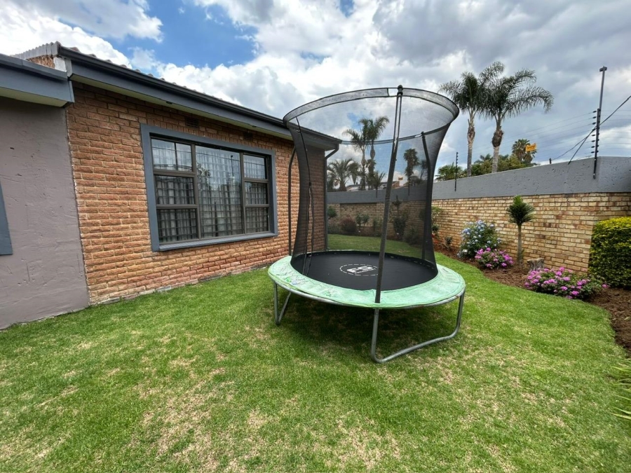 3 Bedroom Property for Sale in Lakefield Gauteng