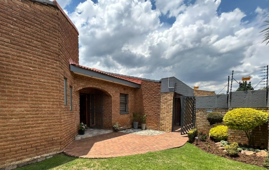 3 Bedroom Property for Sale in Lakefield Gauteng