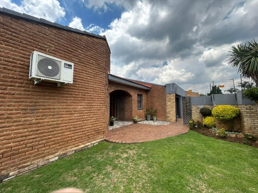 3 Bedroom Property for Sale in Lakefield Gauteng