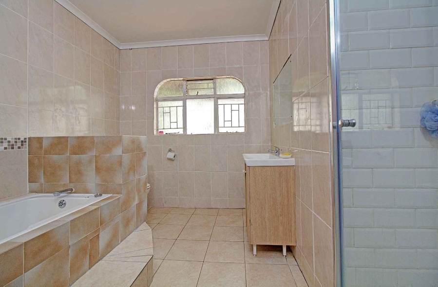 4 Bedroom Property for Sale in Strubensvallei Gauteng