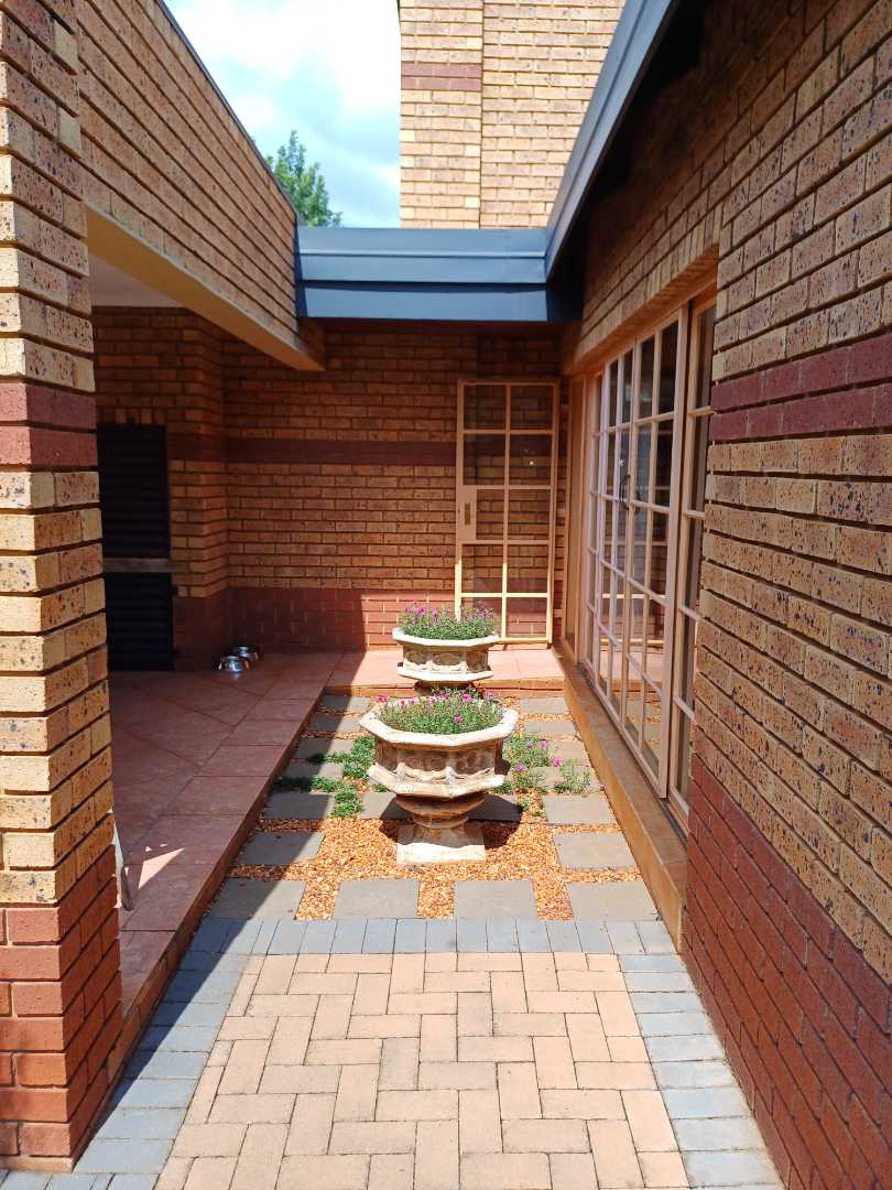 5 Bedroom Property for Sale in Clubview Gauteng