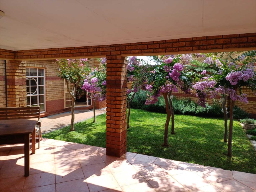 5 Bedroom Property for Sale in Clubview Gauteng