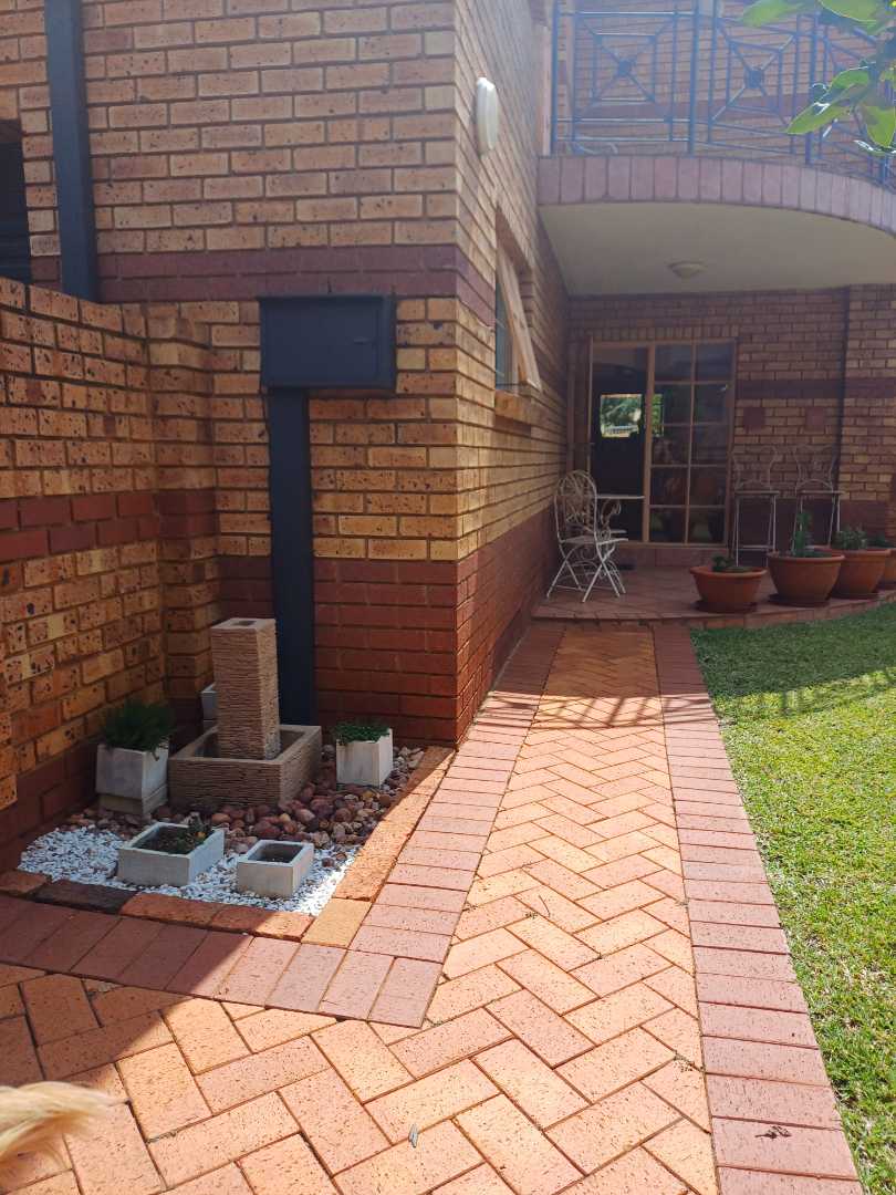 5 Bedroom Property for Sale in Clubview Gauteng