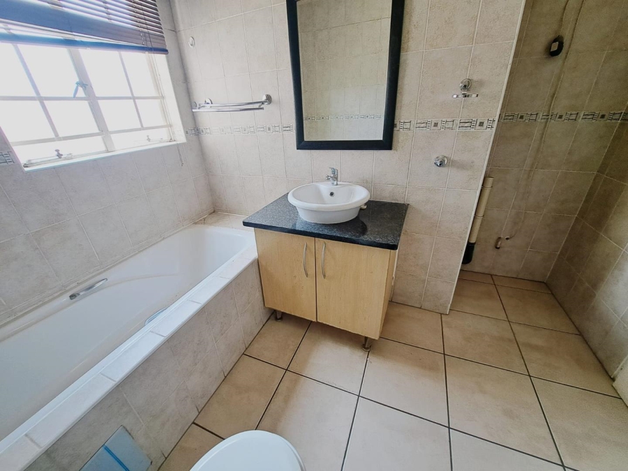 To Let 2 Bedroom Property for Rent in Noordwyk Gauteng