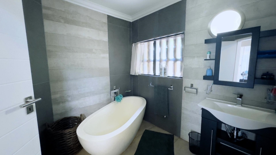 3 Bedroom Property for Sale in Waterkloof Ridge Gauteng