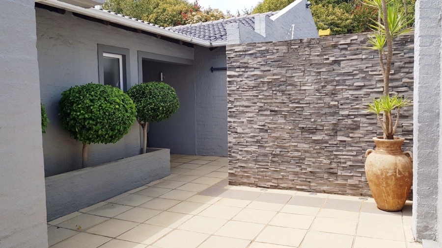 4 Bedroom Property for Sale in Hurlingham Manor Gauteng