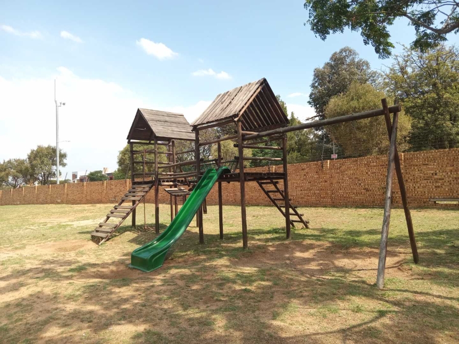 To Let 2 Bedroom Property for Rent in Noordwyk Gauteng