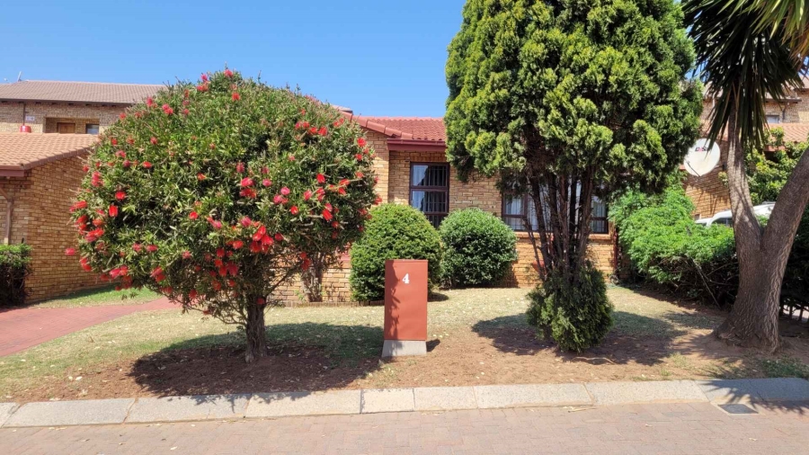 2 Bedroom Property for Sale in Mondeor Gauteng