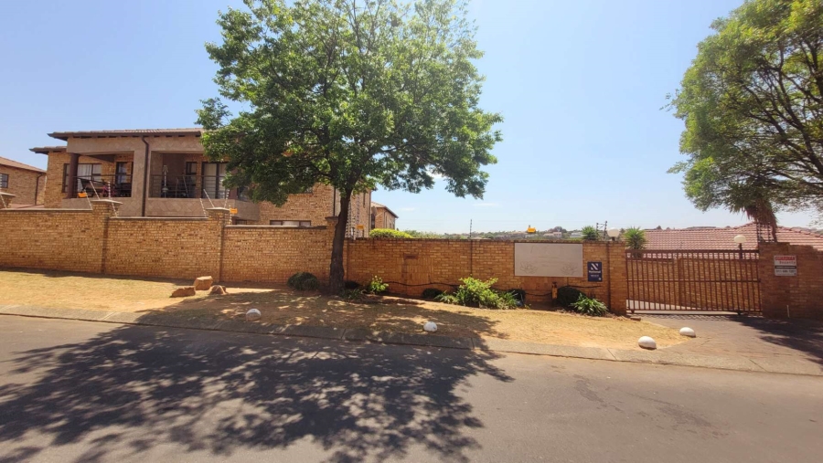 2 Bedroom Property for Sale in Mondeor Gauteng