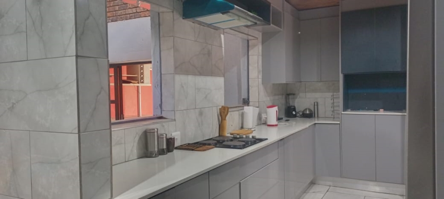 5 Bedroom Property for Sale in Amandasig Gauteng