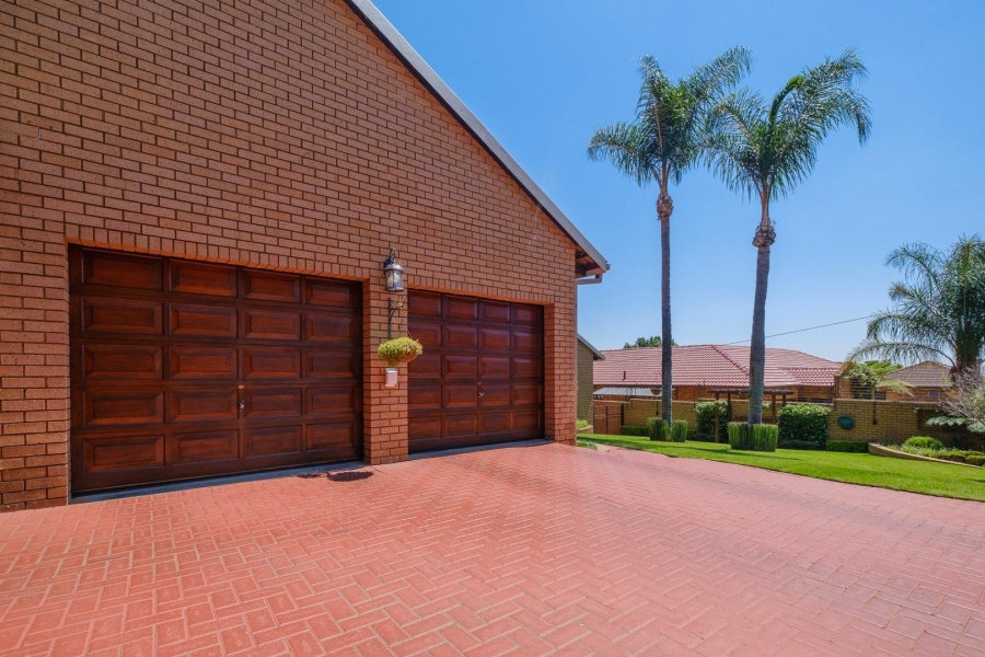 5 Bedroom Property for Sale in Moreleta Park Gauteng