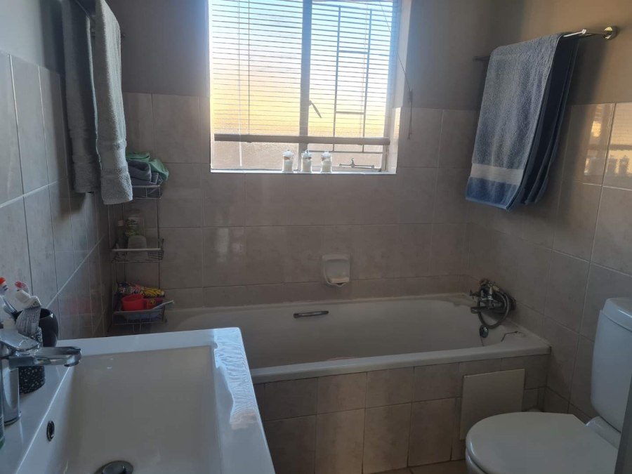 To Let 3 Bedroom Property for Rent in Die Hoewes Gauteng