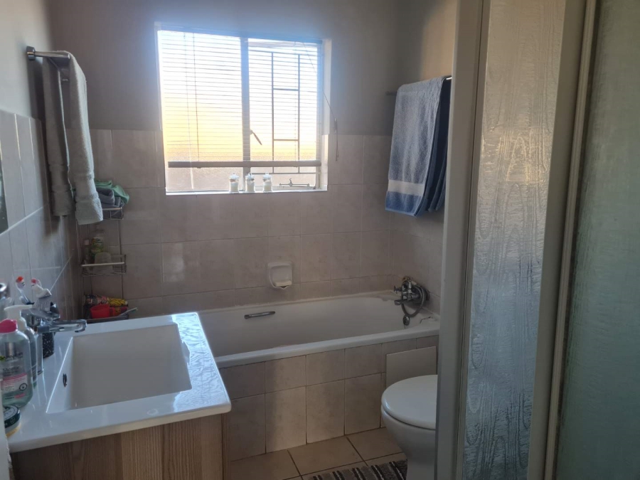 To Let 3 Bedroom Property for Rent in Die Hoewes Gauteng