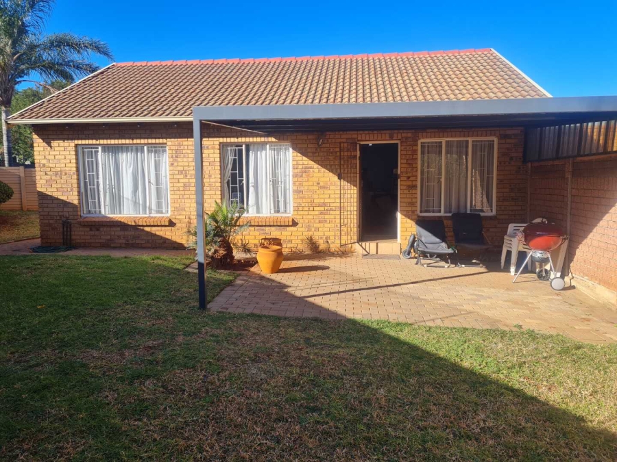 To Let 3 Bedroom Property for Rent in Die Hoewes Gauteng