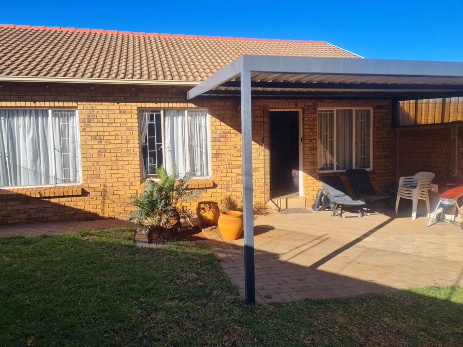 To Let 3 Bedroom Property for Rent in Die Hoewes Gauteng