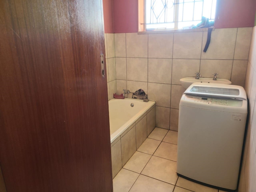 5 Bedroom Property for Sale in Rhodesfield Gauteng