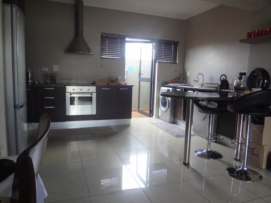 To Let 2 Bedroom Property for Rent in Fourways Gardens Gauteng