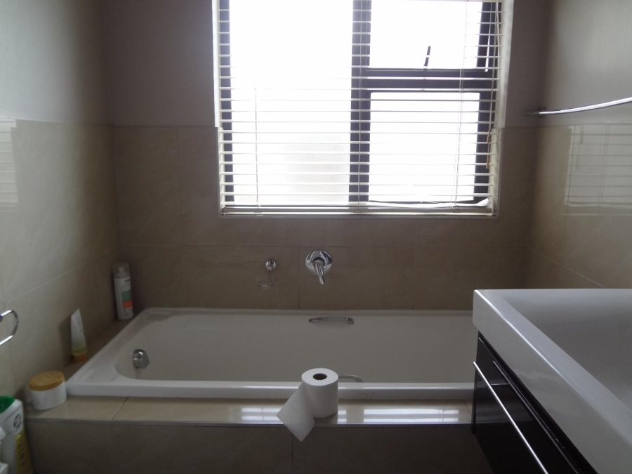 To Let 2 Bedroom Property for Rent in Fourways Gardens Gauteng