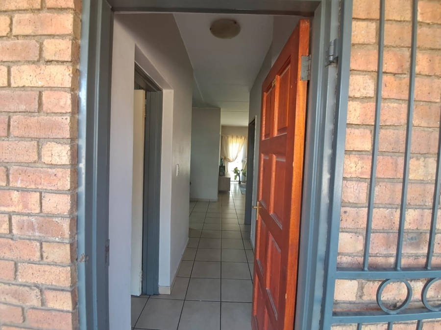 To Let 2 Bedroom Property for Rent in Grand Central Gauteng