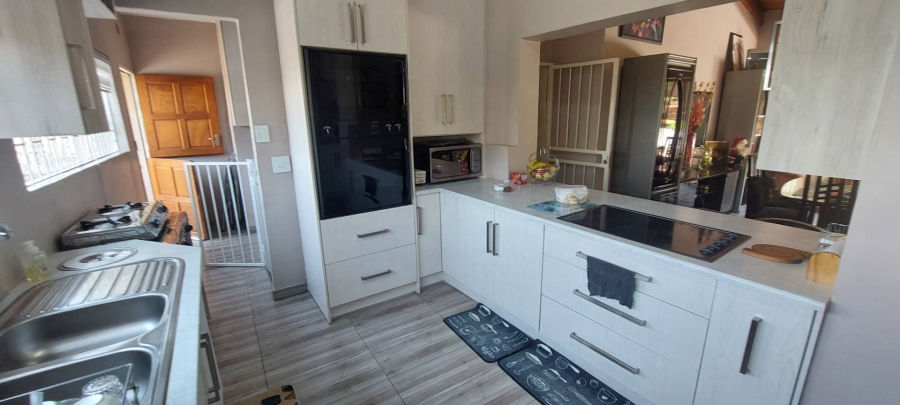 4 Bedroom Property for Sale in Bassonia Gauteng