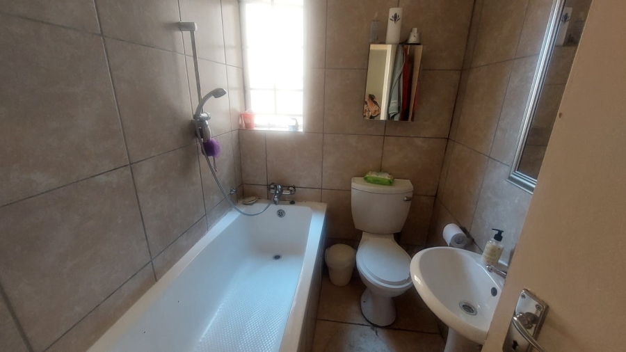 To Let 2 Bedroom Property for Rent in South Crest Gauteng