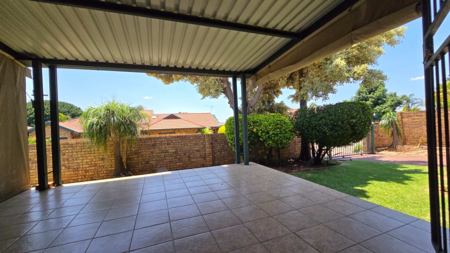 2 Bedroom Property for Sale in Magalieskruin Gauteng