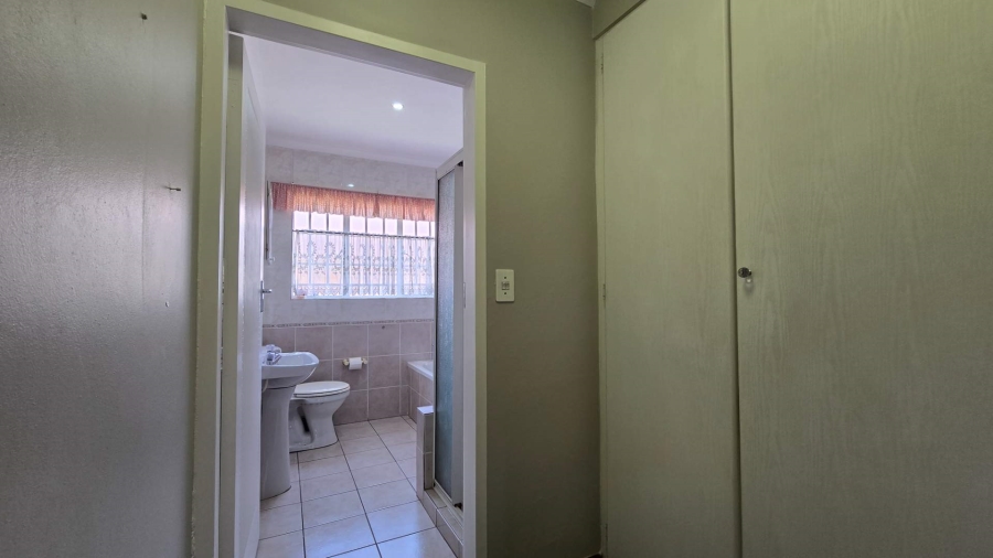 2 Bedroom Property for Sale in Magalieskruin Gauteng