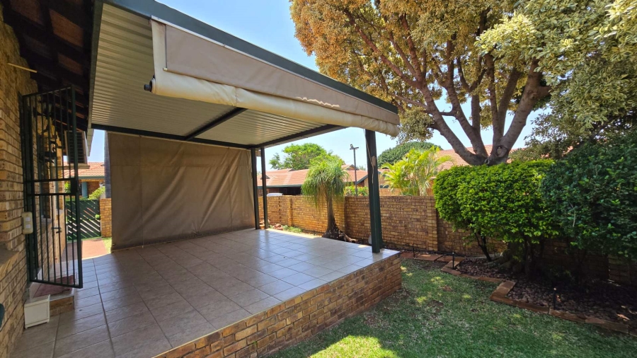 2 Bedroom Property for Sale in Magalieskruin Gauteng