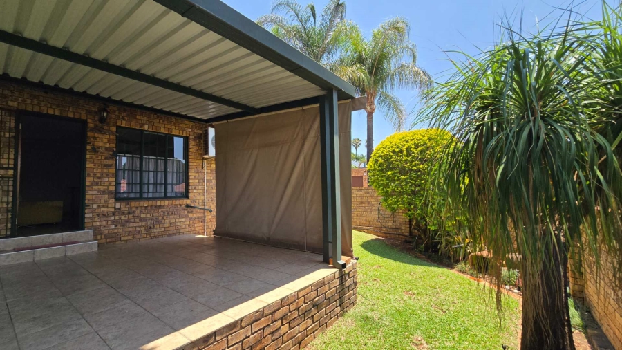 2 Bedroom Property for Sale in Magalieskruin Gauteng