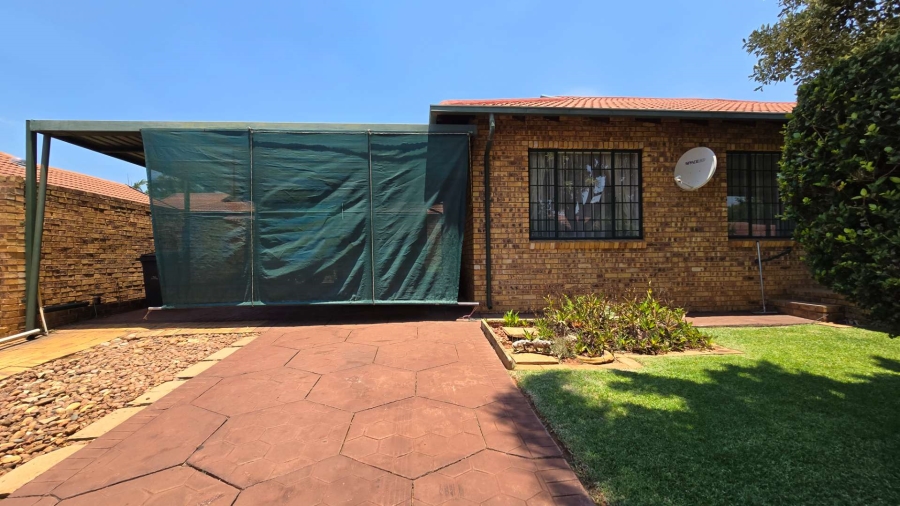 2 Bedroom Property for Sale in Magalieskruin Gauteng