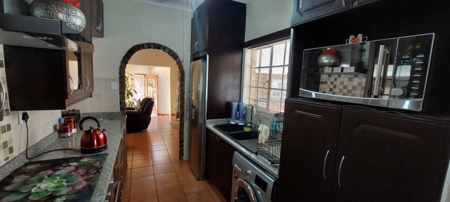 5 Bedroom Property for Sale in Brackendowns Gauteng