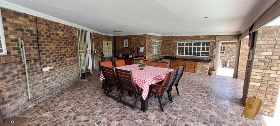 5 Bedroom Property for Sale in Brackendowns Gauteng