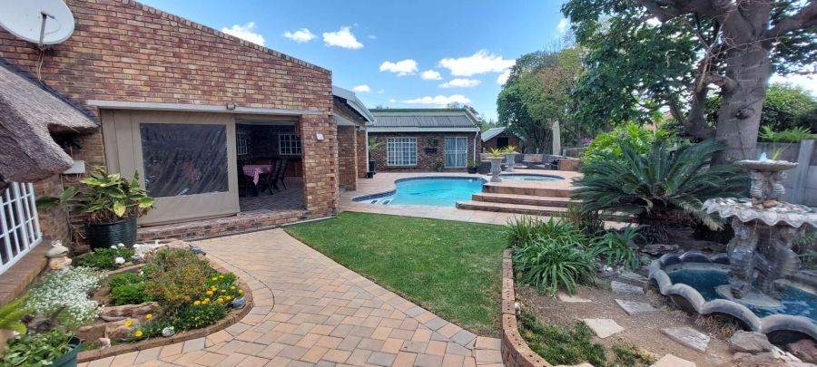 5 Bedroom Property for Sale in Brackendowns Gauteng