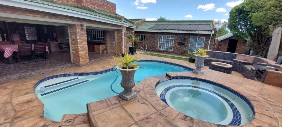 5 Bedroom Property for Sale in Brackendowns Gauteng