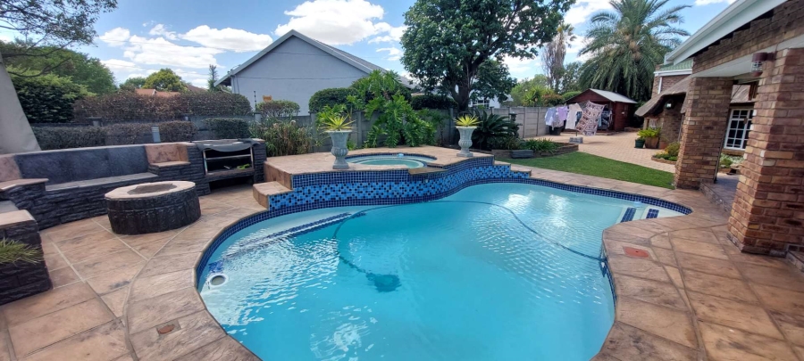 5 Bedroom Property for Sale in Brackendowns Gauteng