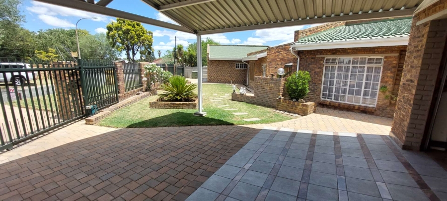 5 Bedroom Property for Sale in Brackendowns Gauteng