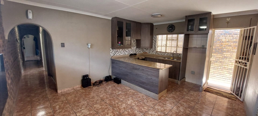 5 Bedroom Property for Sale in Brackendowns Gauteng