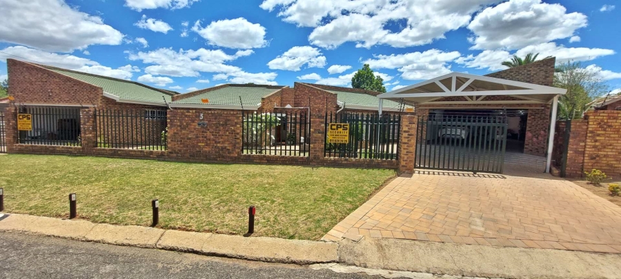 5 Bedroom Property for Sale in Brackendowns Gauteng