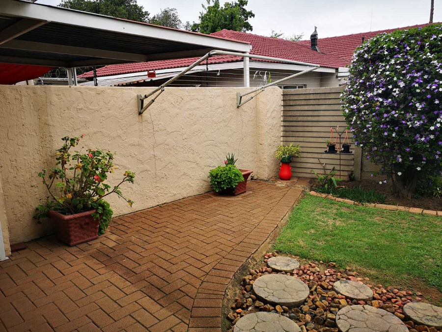 To Let 1 Bedroom Property for Rent in Brackenhurst Gauteng