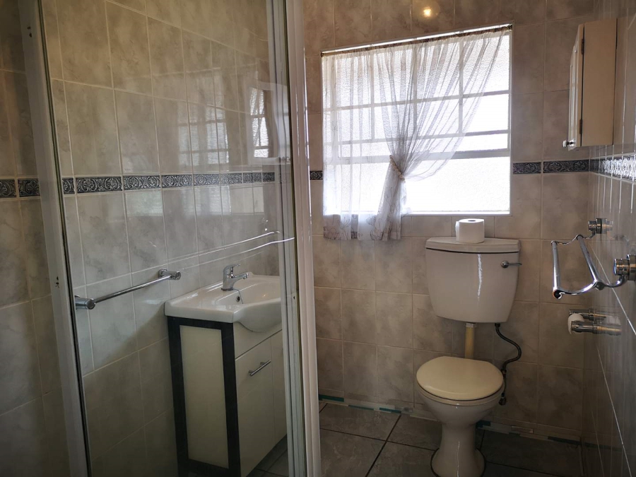 To Let 1 Bedroom Property for Rent in Brackenhurst Gauteng