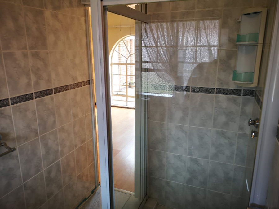 To Let 1 Bedroom Property for Rent in Brackenhurst Gauteng