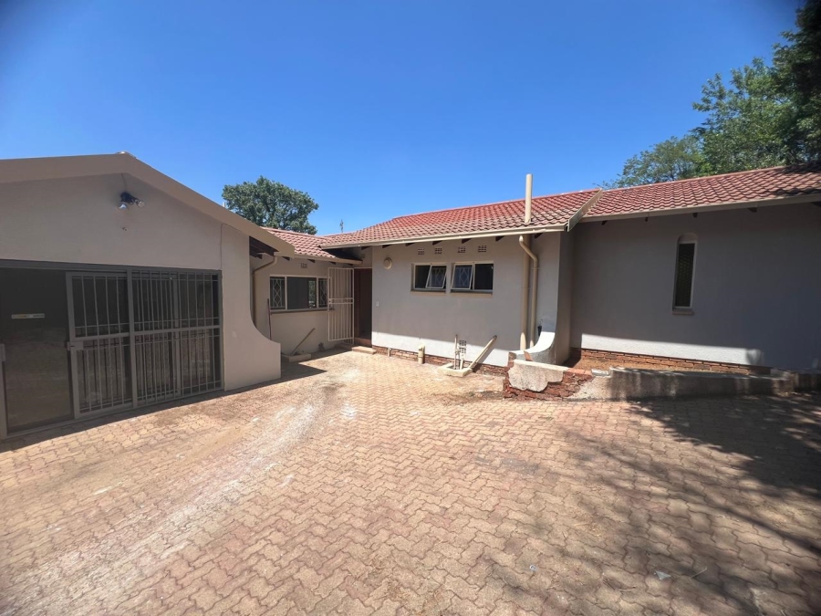 To Let 3 Bedroom Property for Rent in Glenvista Gauteng